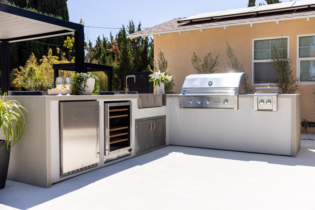 An Awe-Inspiring Outdoor Kitchen for Your Inspiration and Temptation