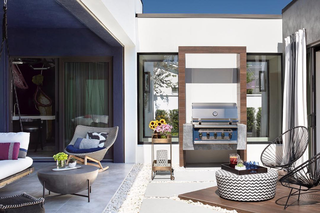 Modern and Bright Courtyard with Stunning Floating Grill Island – Great Things Do Come in Small Packages!