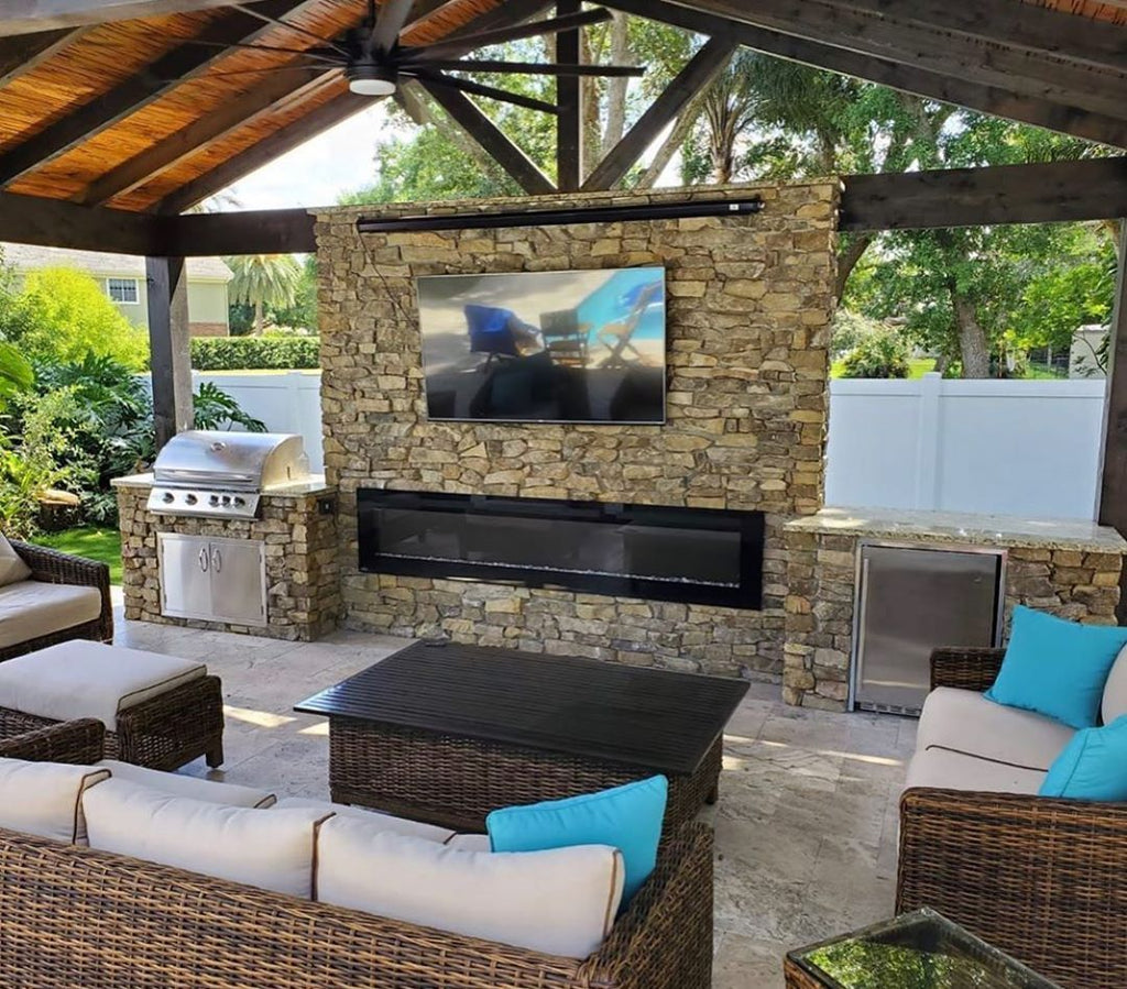 Outdoor Theater, Massive Stone Fireplace, Beautiful Wood Beams, Dinner and a Movie in Central Florida