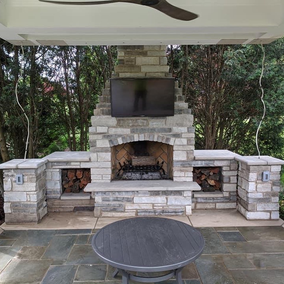 Stunning and Kingly, Huge Stone Fireplace, Limestone Counters, Outdoor Home Entertainment in Central Illinois