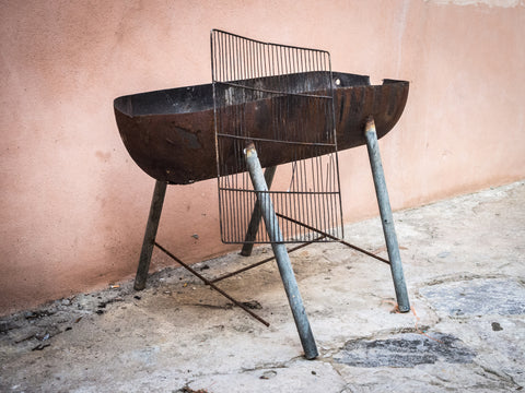 An old, unable grill