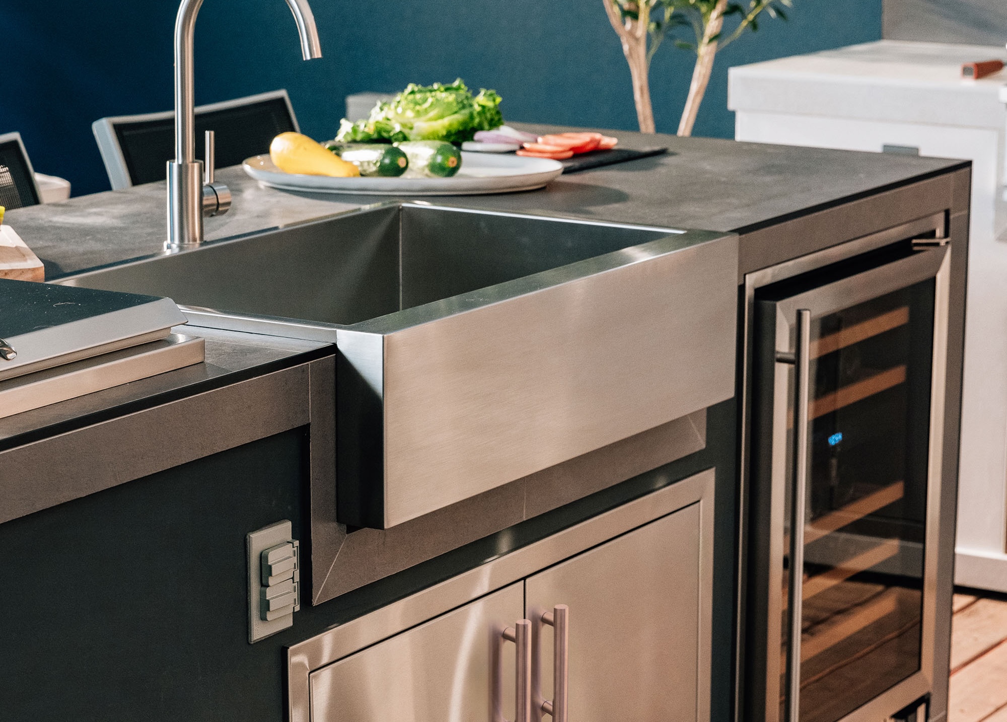High-End Outdoor Kitchen Appliances that Make Outdoor Cooking Better