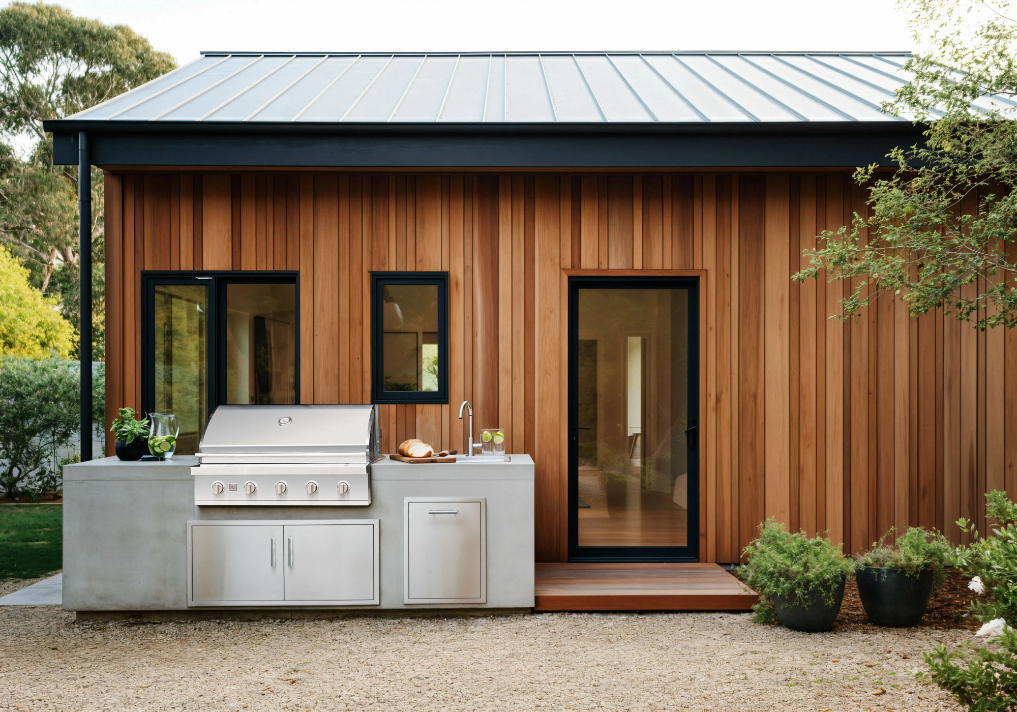 Summerset Sizzler vs Sizzler Pro: Choosing the Right Centerpiece for Your Outdoor Kitchen